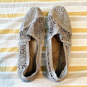 LOVED women’s crochet original style slip on TOMS cream color W 8